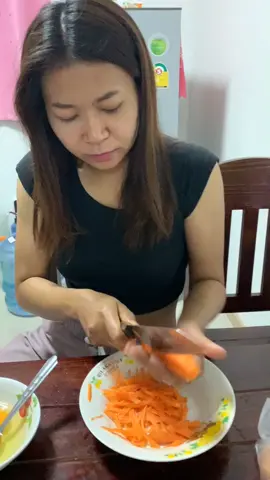 เมื่อแฟน หิวกินส้มตำกลางดึก ไม่มีมะละกอ ตำแครทนี้แหล่ะจ้า สูตรนี้เคยใช้ตอนอยู่ญี่ปุ่น