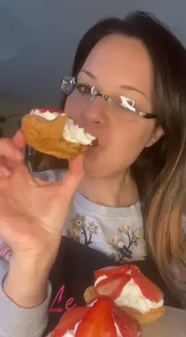 CESTINI PANNA E FRAGOLE 🍓 ( o altra frutta) con solo 3 INGREDIENTI VELOCISSIMI 🥳  #fyp #ricette #perte #ricettafacile #imparandocontiktok