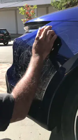 Arranhando um Porsche Taycan