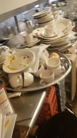 No hay Dishwasher,  No hay problema Pusimos al security a Lavar 😎 #fye #restaurant #hospitality #lavaplatos #dishwasher #mexicano #valiendoberga