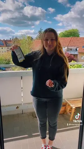 @tabs.v.hel @christianelsesser #challenge #whistle #smoke #balcony #sun #besties