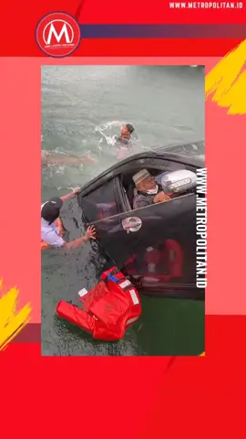 Berencana liburan liburan, 1 keluaga jatuh dipelabuhan Ambarita Danau Toba. tertiup angin kencang saat hujan deras, senin 31-5-2021 cr: @ahmaddavid616