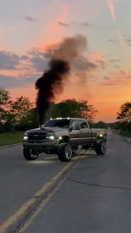 “Grab that efi and turn it up to 5”😏#katespadenyhappydance #HoldMyMilk #fyp #duramax #hoodstack #dieseltrucks @5.7ramski