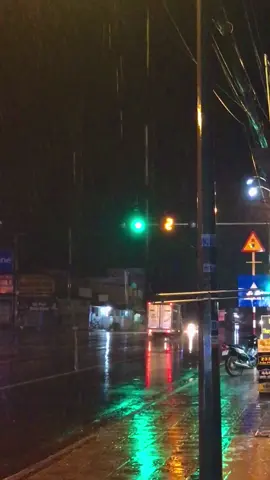 Trụ đèn giao thông lỗi và mưa. Lưu về edit ghép nhạc nè 😅😅