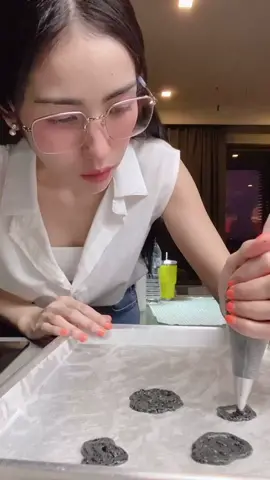 มีน้องขอให้พี่ทำโรลลายวัว วันนี้พี่ว่าง ทำให้ดูแล้วนะค๊าบบ ขออภัยในการทำอาจจะไม่ได้สอนอย่างละเอียด อยากรู้อะไรถามในเม้นได้คะ #รักหมอ #แฟนหมอ#ขนมคอนโด