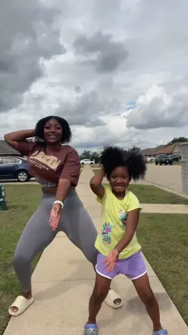 my other niece was shaking the ring light at the perfect timing 🤣🤣🤣🤣💗.@creativeg3nius