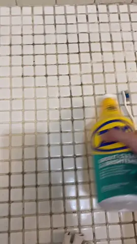 Moved into an old house so had to try the Zep grout cleaner and 😍 #cleaningtok #fyp #cleaningtiktok #cleaningarmy #oldhouse #grout #zep