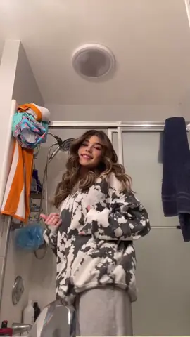 i can’t stop doing this dance hahahah dc: @tracy.oj 🤍 (sorry abt my messy bathroom)