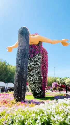Art made from flowers 🌸 #flowerart #flowerartwork #miraclegarden #miraclegardendubai #girlsinmuseums #traveldubai #girlstravel #longhairgirl #flowers