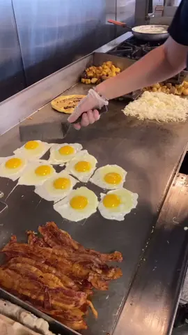 Egg flippin’!! #breakfast #eggs #bacon #dinerfood #morning #satisfying #linecook