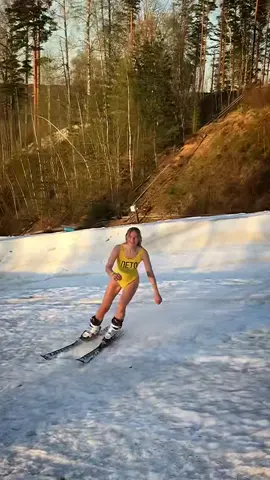 Это я убегаю с работы в солнечные деньки ☀️🌞⛷ #врач #доктор #girldoc #activelife #Lifestyle #ski #bikiniski