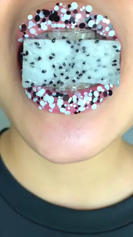 #asmr #eating #eatingsounds #eatingshow #mukbang #food #satisfying #foodtiktok #asmrtiktoks #eat #lipstick #fruit #dragonfruit #lips #asmreating