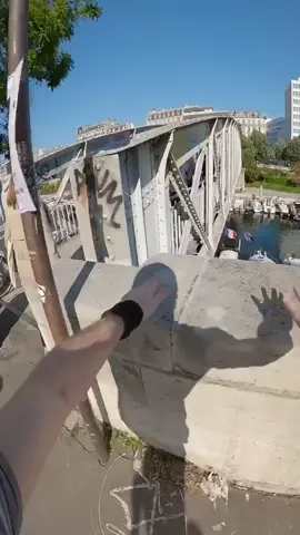 Peak parkour 🔥 (🎥: @yoannlerouxofficiel ) #fyp #foryourpage #viral #extreme #extremesports #parkour #freeruning