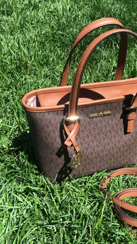 Handbag #handbag #michaelkors #bags #bown #browncolor #repost #shop #ship #shopcanada #canadashop #sac #sacamain #crossbody #jijibazar