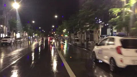 Thời tiết thật là biết chiều lòng người, hôm nay Vinh mưa rồi. Chỗ bạn đã mưa chưa 🌧 #ngàymua