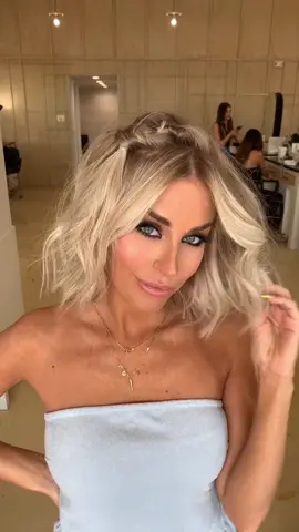 Easy short hair style IDEA 😍 @kaylaoberg #hairby_chrissy #habitsalon #shorthairstyles