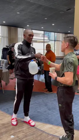 How many handshakes can you count? 🤝 #UFC #israeladesanya #brandonmoreno #ufc263 #handshake