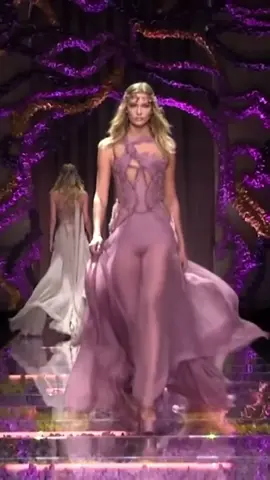 Karlie Kloss for Versace #karliekloss #versace #Runway #model #fyp