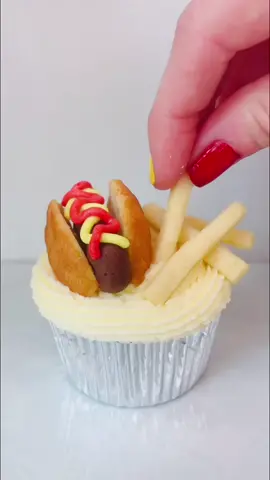 Reply to @alyssathornton0 Challenge accepted 💁🏼‍♀️ WHATS NEXT?? #cupcake #caketiktok #fooddecoration #FoodTok #hotdog