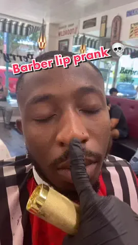 Yooo 😂😂 he looked straight at the camera #barberlipprank #lipprank #lipprankchallenge #barberprank #barbercomedy #barber #barbershop #funnyprank #us