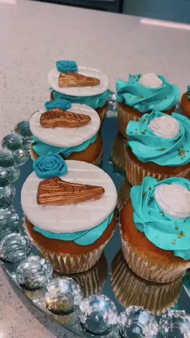 Cupcakes #malasweets #foryou #candylady #zoom #sneakerball2021
