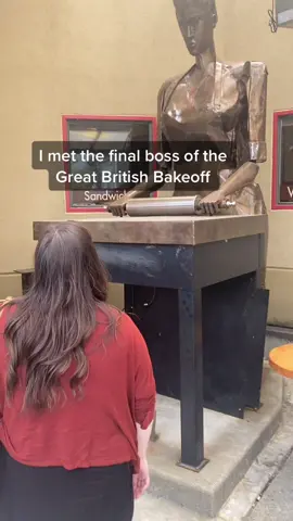 a life size recreation of Paul Hollywood’s grandmother. #greatbritishbakeoff  #britishbakeoff #bossbattles #finalboss #movingstatue