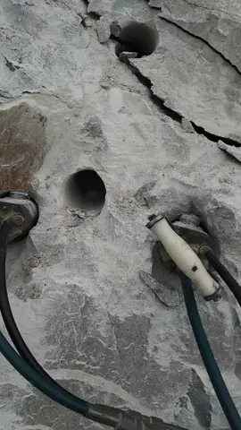 Disintegrate form within the rock.#drill #rockblasting #breakingrocks #lidamachiner #stonework #pistonsplitter