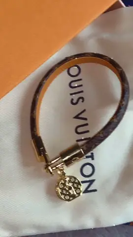 Unbox my LV Tribute bracelet w/ me🤎 #fyp #foryoupage #unboxing #jewellery #lv ￼#louisvuittonchallenge