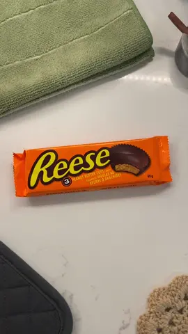 There’s two types of people in this world. Are you Team Clean Cup or Team Sticky Cup? 🤨😳 #HersheysPartner #StickyVsCleanCup @reesescanada  #Ad