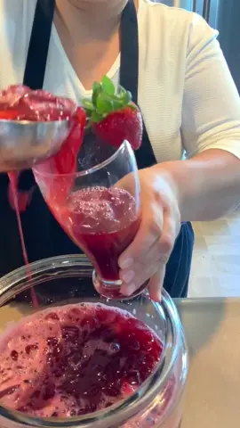 Una rica agua de jamaica con fresa para esta ingrata calor🥵😋😋#fyp #parati #aguafresca