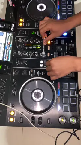 Guys aku mau jual alat dj ku masih bagus bgt siapa tau ada yg perlu yaa 24 jt nego tipis 😎 sekalian dagang wkwk #dj #fyp #fypシ