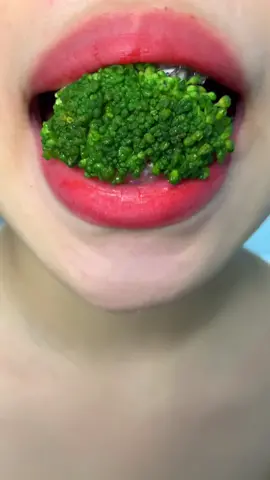 #asmr #eating #eatingsounds #mukbang #food #satisfying #asmreating #tingle #foodtiktok #broccoli @green