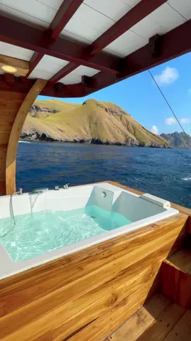 Jalan jalan di indo dulu aja guys. Sekeren gini loh 😍 mention temen kalian. #labuanbajo #labuanbajotrip #indonesia #luxury #zizo #sailing #komodo