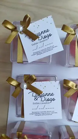 Lembrancinha de Sabonete de Coração com Alianças na Caixinha Acrílica 5x5! 👰💒 #lembrancinhaspersonalizadas #lembrancinhas #lembrancinhasdecasamento