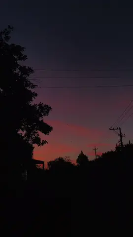 Cậu và hoàng hôn thật giống nhau Cả hai đều đẹp, nhưng đến và đi thì cũng thật mau!