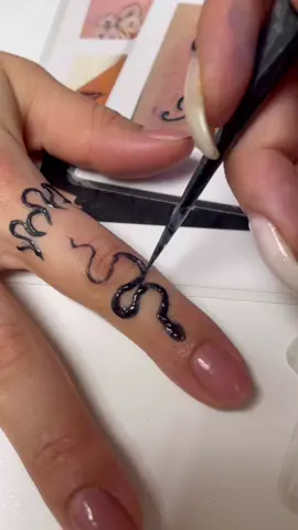 In love with this design😍#5DegreesCooler #tattoodubai #henna_uae #temporarytattoo #halaltattoo #jaguahenna #dubaitattoo