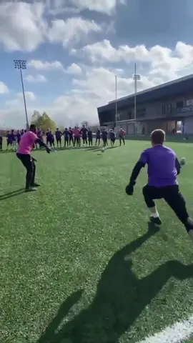 He dodged that quick enough 😳😂 @rtgacademy #onefootball #reflexes #skills