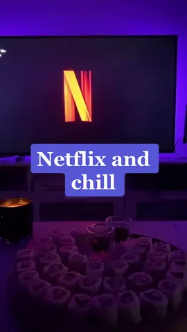 Les meilleures soirées 👩🏻‍🤝‍👨🏽🍣🧡#sushi #couple #Relationship #netflix #netflixandchill #devinnelapersonne #pourtoi #food #foodtiktok #night