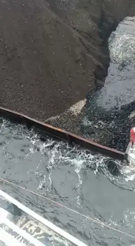 laut Aceh barat, terkenal alunnya Ndak pernah tenang#fypシ #pelautindonesia🚢🌊 #loadingbatubara #operatorcrane