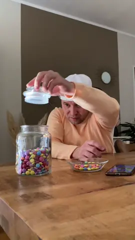 Zack und ab gehts 🪄 #🧿 #hexerei #magie #mysteriös #smarties #skittleschallenge #misterhix #süss #geschmack #duisburg #science101 #kennen #hä #kerpen