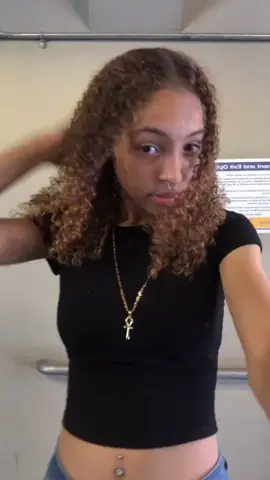 I really don’t be taking good pics but here’s mine😏#fyp #desert #necklace #curlyhairgirl #lightskin  #greenscreen