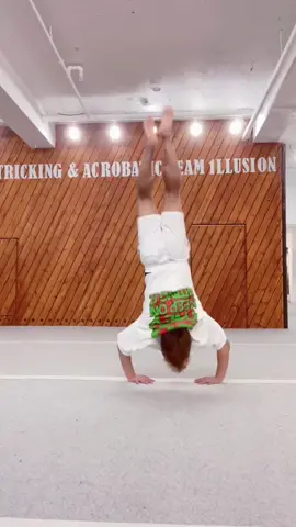 엄마 나 이것만 보고 잘게! Mom, I'm going to watch this before I go to bed. #tricking #acrobatics #parkour #SoonEnt #틱톡스포츠