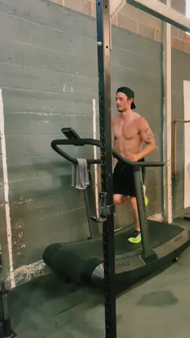 In the zone🏃🏻‍♂️🏃🏻‍♂️🏃🏻‍♂️#Running #crossfit #airrunner #treadmill #treadmillchallenge #Fitness #training #cardio #intervals
