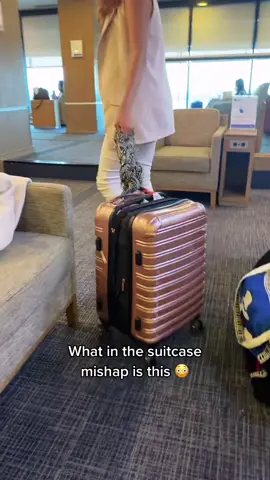 And in a lounge too. I don’t know her 🥸 #TakisTransformation #travel #travellife #traveldiaries