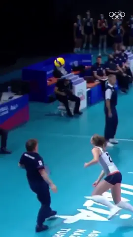 When you are coaching at 7 but have a #breaking battle at 8 👏 (via @volleyballworld ) #olympics #tokyo2020 #volley #volleyball