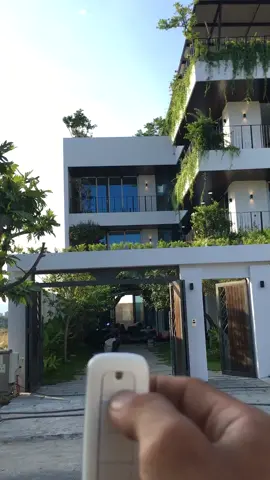 Đã là biệt thự,nhà thông minh thì phải có cổng tự động. Thế mới gọi là đẳng cấp chứ…….