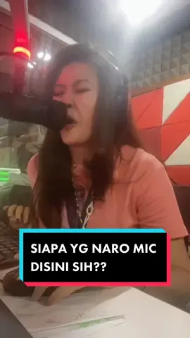 Pas siaran buru2 mau masuk jadi begini nih 🤦🏻‍♀️ lupa ngepasin mic nya.. 😤 #aduaduadu #penyiar #penyiarradio #dj #kepeleset #kejedot