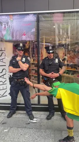 NYPD looked impressed 👮‍♂️👮‍♂️ #vtyellow #4thofjuly #yellowboom!