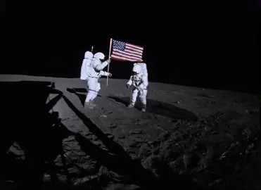 Astronautas de la NASA plantando la bandera de Estados Unidos en la superficie lunar #nasa #moon #foryou #universe Creds: NASA