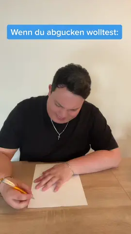 Wenn du anschauen MUSSTEST der lehrer dich entdeckt UND dein Kumpel den Arm davor macht 😂